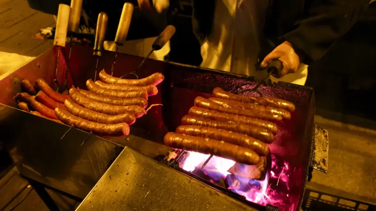 Kiełbasa z Niebieskiej Nyski: Kultowa legenda Krakowa czy warto?