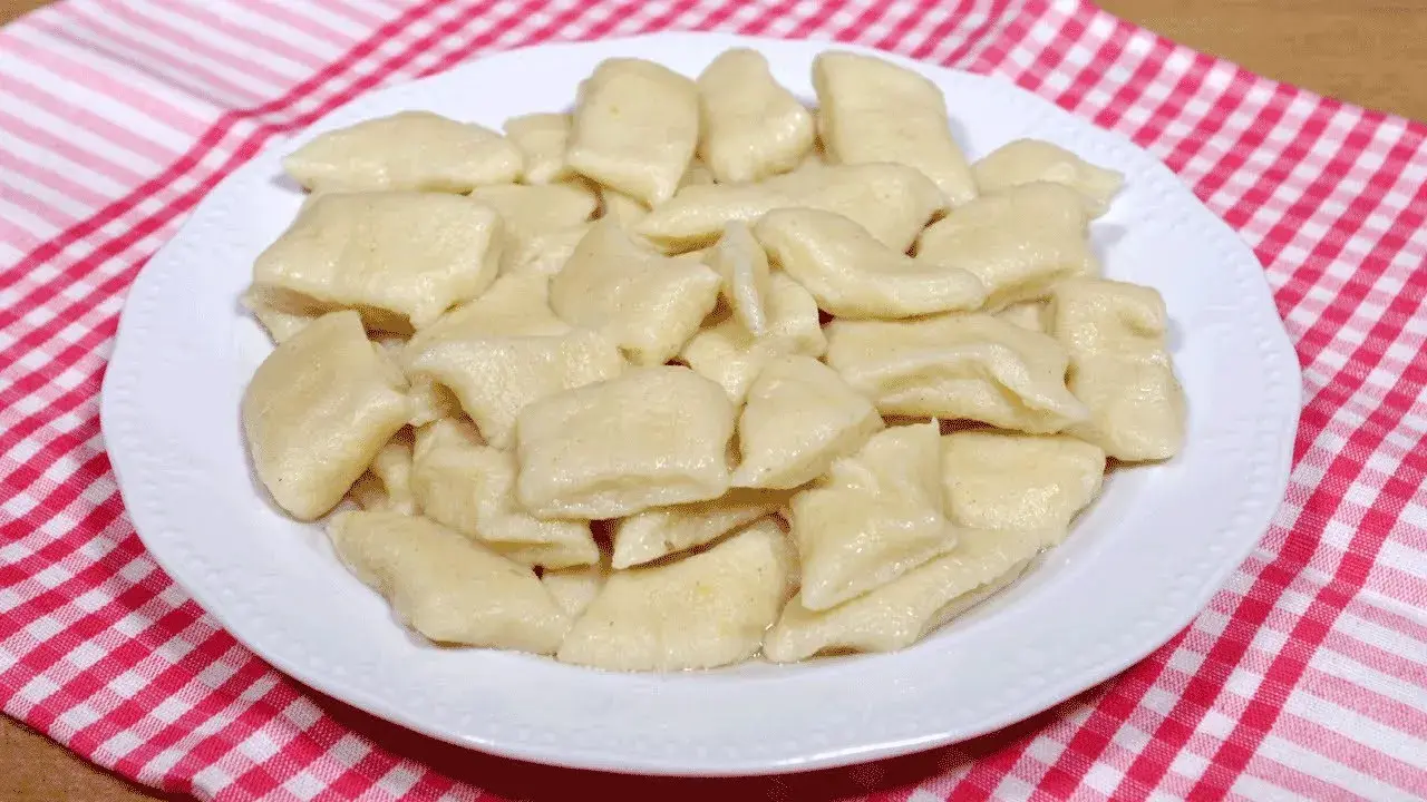 Jaka surówka do kopytek? Wybierz idealny dodatek do obiadu!