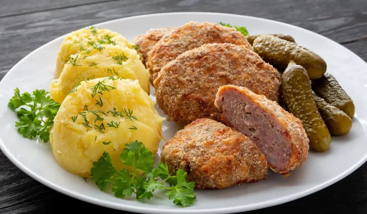 Kotlety mielone z ziemniakami i ogórkami kiszonymi. Idealne jakie przyprawy do kotletów mielonych? Zioła i pieprz!
