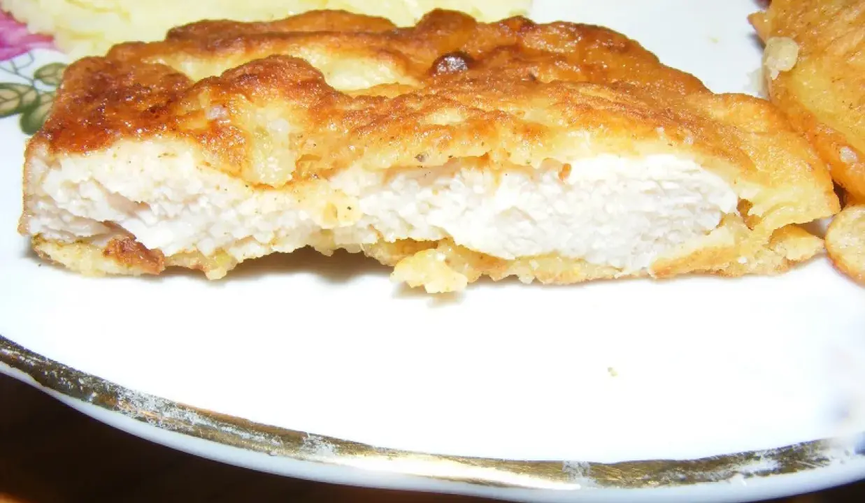 Soczysta pierś z kurczaka w cieście naleśnikowym, jak u Ani Gotuje, z puree ziemniaczanym. Pyszny obiad!