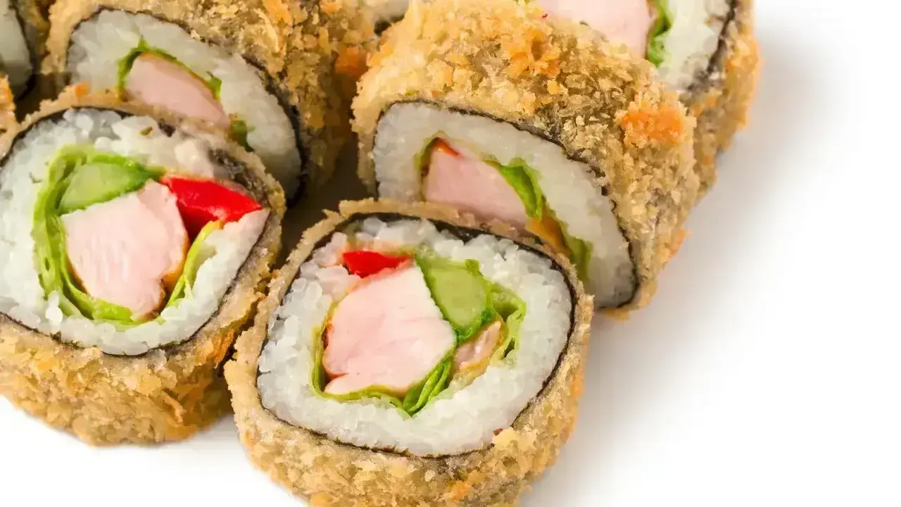Chrupiące rolki sushi z kurczakiem, sałatą, ogórkiem i czerwoną papryką. Idealne na przekąskę.