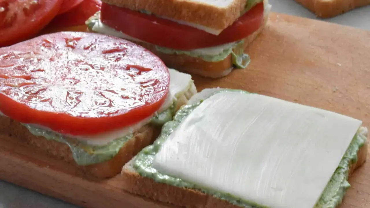 Kanapki z pomidorami i serem, gotowe do zrobienia pysznego panini.