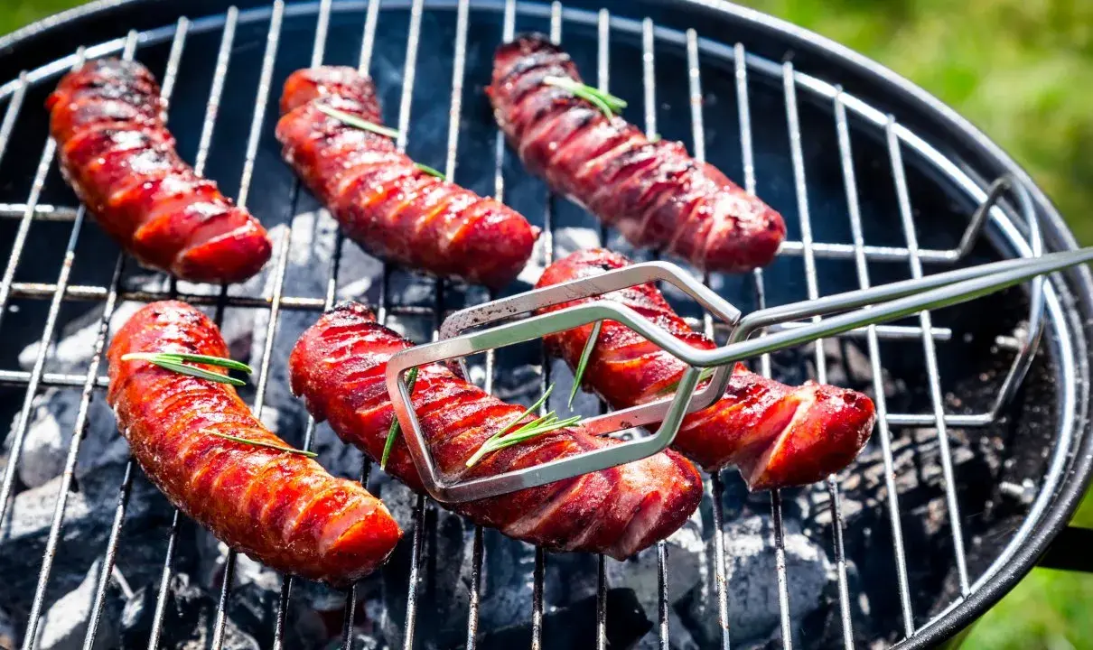 Soczyste kiełbaski na grillu, idealne na letnie popołudnie. Zastanawiasz się, jaka kiełbasa na grilla sprawdzi się najlepiej? Te wyglądają obłędnie!