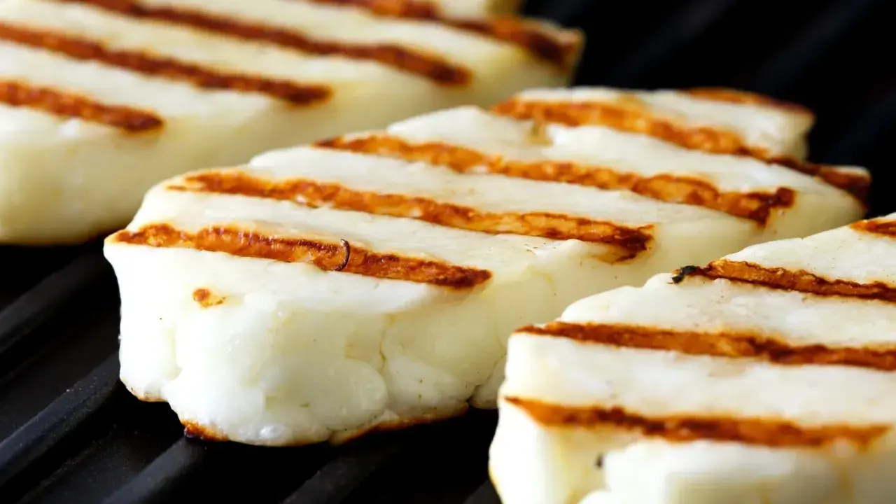 Pyszne halloumi z grilla, z apetycznymi paskami, gotowe do podania.
