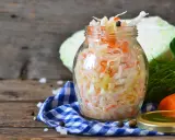 Z czym podawać surówkę z kiszonej kapusty? Odkryj sekrety smaku!