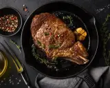 Soczysty stek wołowy w patelni, gotowy do podania. Idealny przepis na obiad.