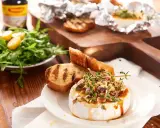Pyszny camembert na grilla, polany miodem i posypany pistacjami, podany z grzankami i sałatką. Idealna przekąska na letnie wieczory.