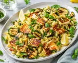 Pyszny makaron z grillowanym halloumi, cukinią i świeżą bazylią. Idealne danie na lato.
