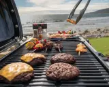 Letnia uczta nad morzem: burgery z serem, szaszłyki z mięsem i warzywami, krewetki na patyku – wszystko czeka na idealne grillowanie.
