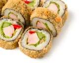Chrupiące rolki sushi z kurczakiem, sałatą, ogórkiem i czerwoną papryką. Idealne na przekąskę.