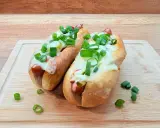 Dwa pyszne hot dogi z piekarnika z serem i szczypiorkiem. Idealne na szybki lunch z frytkownicy powietrznej.