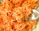 Pyszna surówka z marchewki jak z restauracji, kremowa i apetyczna. Widok z bliska na starte marchewki z sosem.