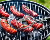 Soczyste kiełbaski na grillu, idealne na letnie popołudnie. Zastanawiasz się, jaka kiełbasa na grilla sprawdzi się najlepiej? Te wyglądają obłędnie!