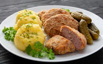 Kotlety mielone z ziemniakami i ogórkami kiszonymi. Idealne jakie przyprawy do kotletów mielonych? Zioła i pieprz!
