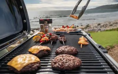 Letnia uczta nad morzem: burgery z serem, szaszłyki z mięsem i warzywami, krewetki na patyku – wszystko czeka na idealne grillowanie.