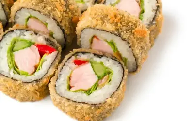 Chrupiące rolki sushi z kurczakiem, sałatą, ogórkiem i czerwoną papryką. Idealne na przekąskę.