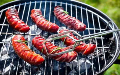 Soczyste kiełbaski na grillu, idealne na letnie popołudnie. Zastanawiasz się, jaka kiełbasa na grilla sprawdzi się najlepiej? Te wyglądają obłędnie!