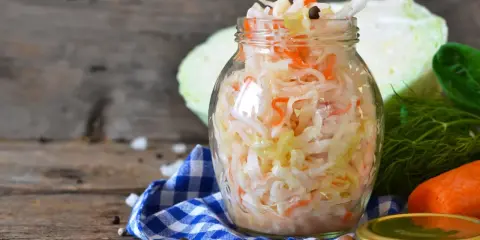 Z czym podawać surówkę z kiszonej kapusty? Odkryj sekrety smaku!