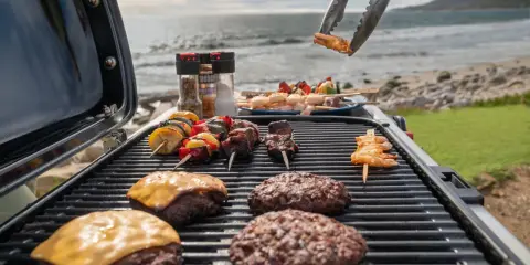 Letnia uczta nad morzem: burgery z serem, szaszłyki z mięsem i warzywami, krewetki na patyku – wszystko czeka na idealne grillowanie.