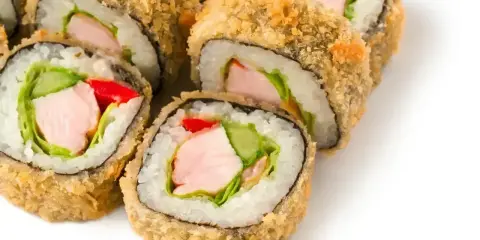 Chrupiące rolki sushi z kurczakiem, sałatą, ogórkiem i czerwoną papryką. Idealne na przekąskę.