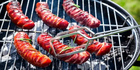 Soczyste kiełbaski na grillu, idealne na letnie popołudnie. Zastanawiasz się, jaka kiełbasa na grilla sprawdzi się najlepiej? Te wyglądają obłędnie!