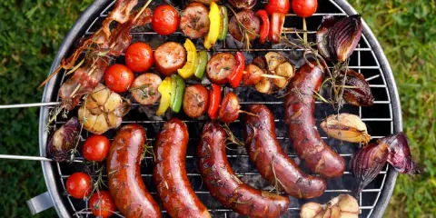 Kiełbaski, szaszłyki z boczkiem, warzywa i czosnek na grillu. Idealne pomysły, co na grilla tanio i smacznie!