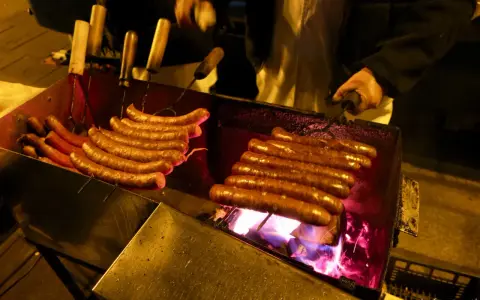 Kiełbasa z Niebieskiej Nyski: Kultowa legenda Krakowa czy warto?