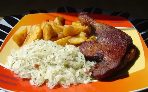 Soczyste udka z kurczaka: przepis eksperta na chrupiącą skórkę.