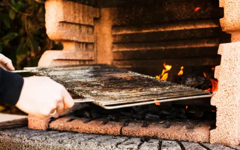 Jak zbudować grill ogrodowy? Trwały projekt, uniknij błędów!