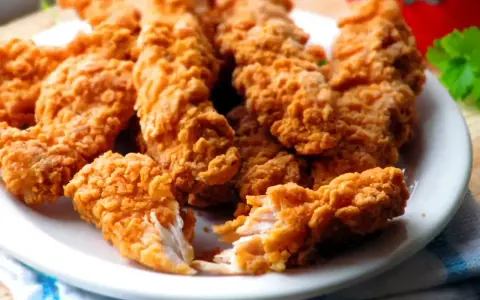Chrupiące kawałki kurczaka w panierce jak z KFC, z oryginalnym przepisem. Idealne na przekąskę.