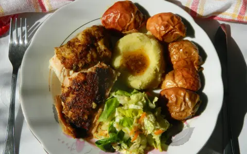 Jaka surówka do kurczaka? Smażony, grillowany, pieczony dopasuj!