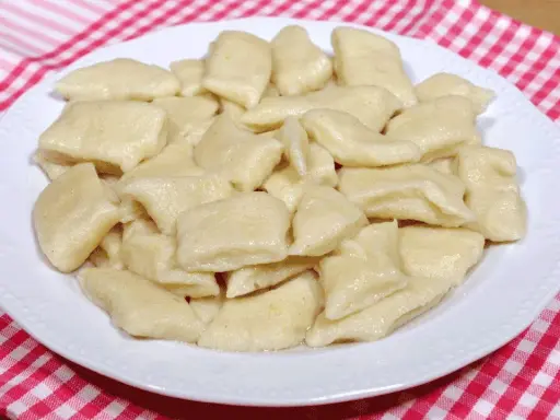 Jaka surówka do kopytek? Wybierz idealny dodatek do obiadu!