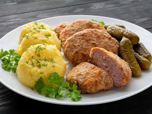 Kotlety mielone z ziemniakami i ogórkami kiszonymi. Idealne jakie przyprawy do kotletów mielonych? Zioła i pieprz!
