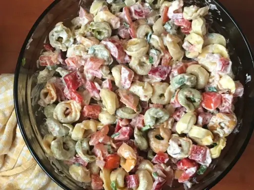 Sałatka z tortellini: Przepis na hit! Jak uniknąć błędów?