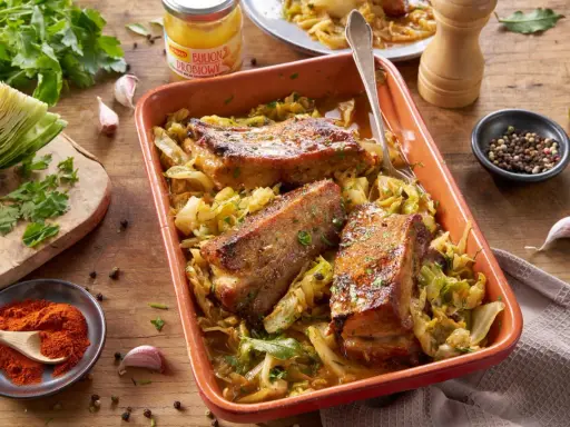 Jak dobrać surówkę do żeberek? Przepisy na idealny dodatek