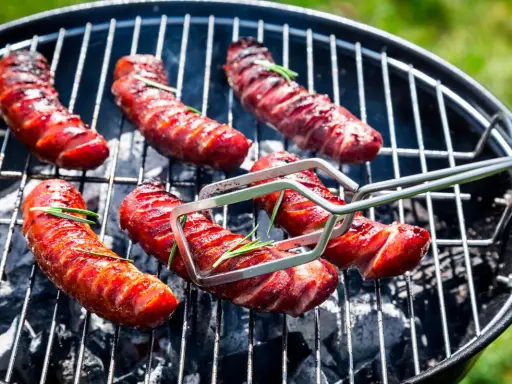Soczyste kiełbaski na grillu, idealne na letnie popołudnie. Zastanawiasz się, jaka kiełbasa na grilla sprawdzi się najlepiej? Te wyglądają obłędnie!
