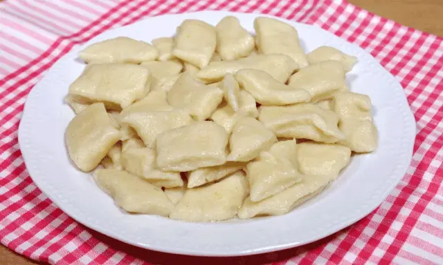 Jaka surówka do kopytek? Wybierz idealny dodatek do obiadu!