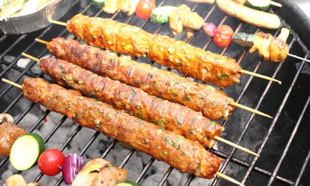 Aromatyczne mięso mielone na grilla, w towarzystwie warzyw, nabiera apetycznego koloru.