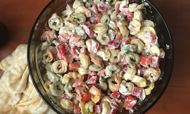 Sałatka z tortellini: Przepis na hit! Jak uniknąć błędów?
