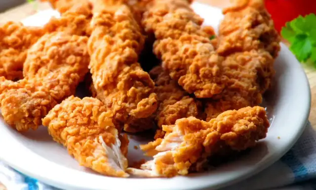 Chrupiące kawałki kurczaka w panierce jak z KFC, z oryginalnym przepisem. Idealne na przekąskę.