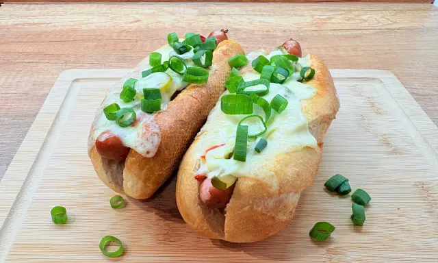 Dwa pyszne hot dogi z piekarnika z serem i szczypiorkiem. Idealne na szybki lunch z frytkownicy powietrznej.