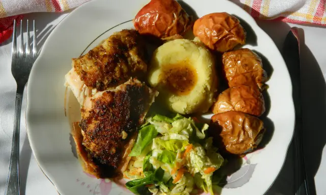 Jaka surówka do kurczaka? Smażony, grillowany, pieczony dopasuj!