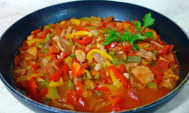Pomidory na obiad: 15+ przepisów od szybkiej zupy po ragù!