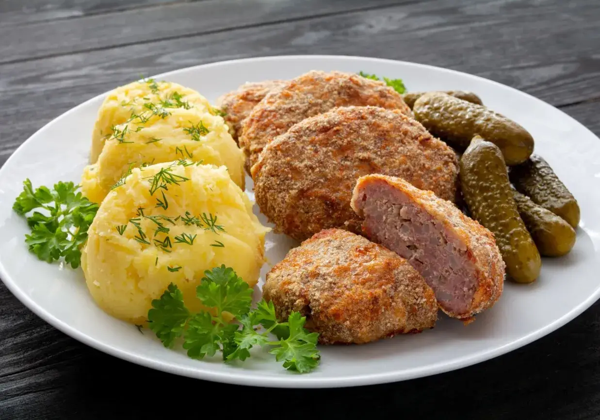 Kotlety mielone z ziemniakami i ogórkami kiszonymi. Idealne jakie przyprawy do kotletów mielonych? Zioła i pieprz!