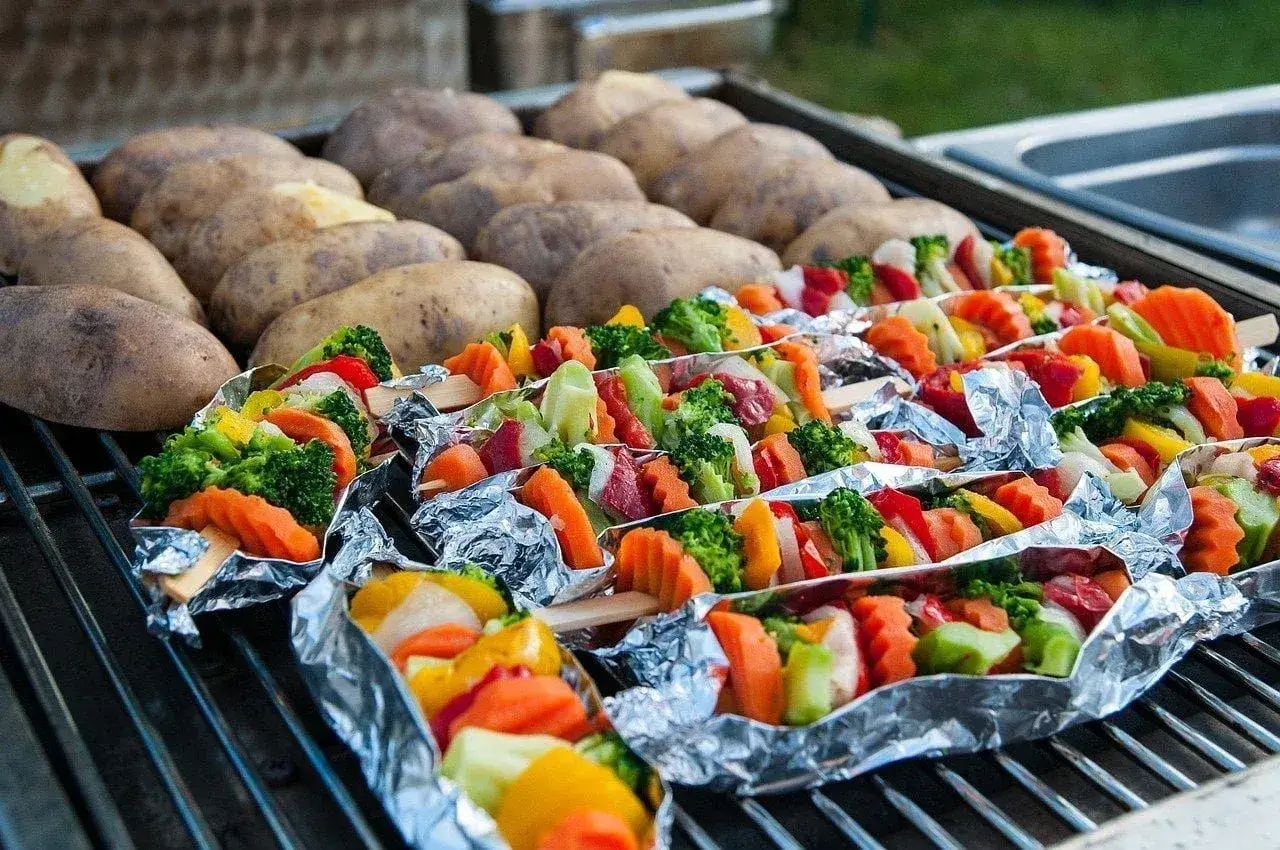 Warzywne szaszłyki i ziemniaki na grillu – idealne, co na grilla tanio i zdrowo.