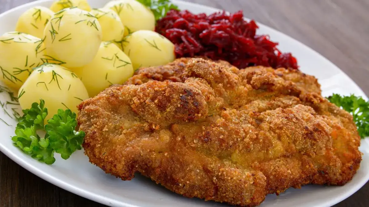 kotlet schabowy smażony i pieczony porównanie