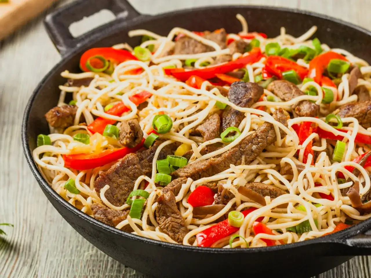 jak podawać pad thai z wołowiną