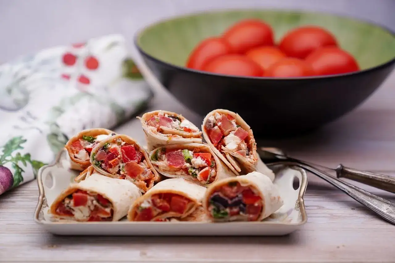 r&oacute;żnorodne dania z polskiego grilla, st&oacute;ł grillowy z jedzeniem