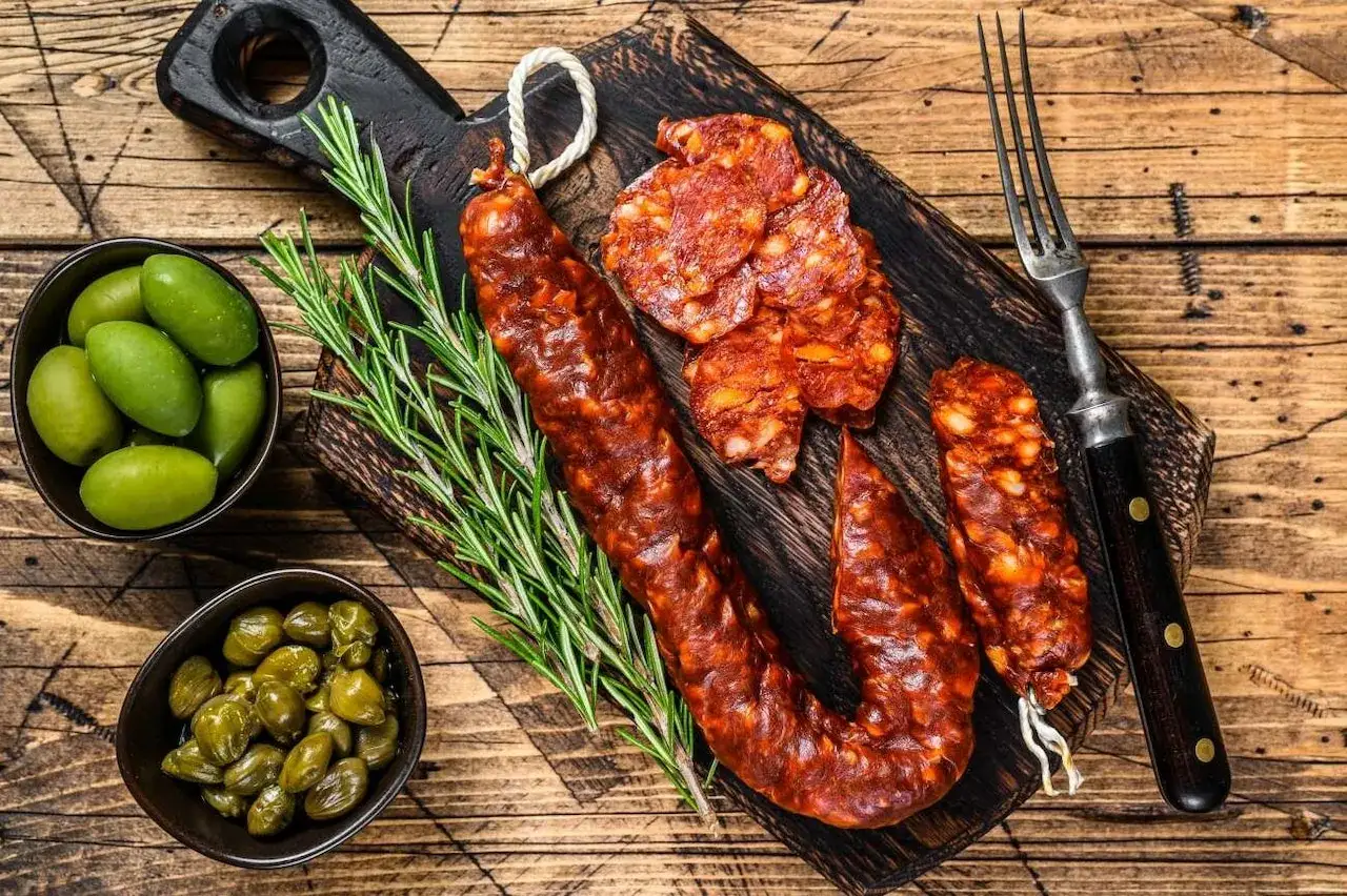 różne rodzaje kiełbasy chorizo
