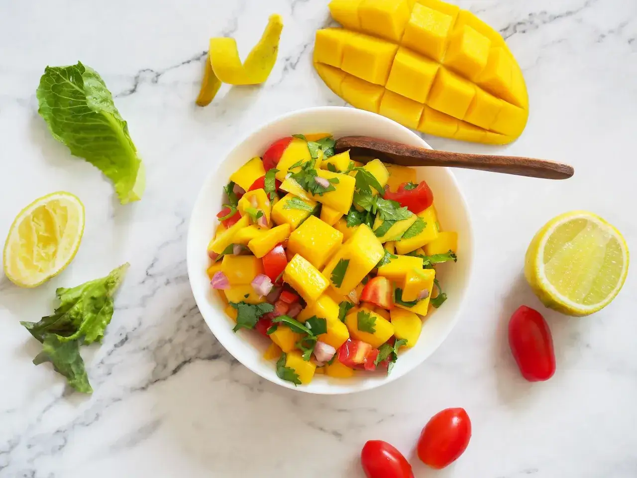 Egzotyczne dodatki do ryby, np. salsa mango